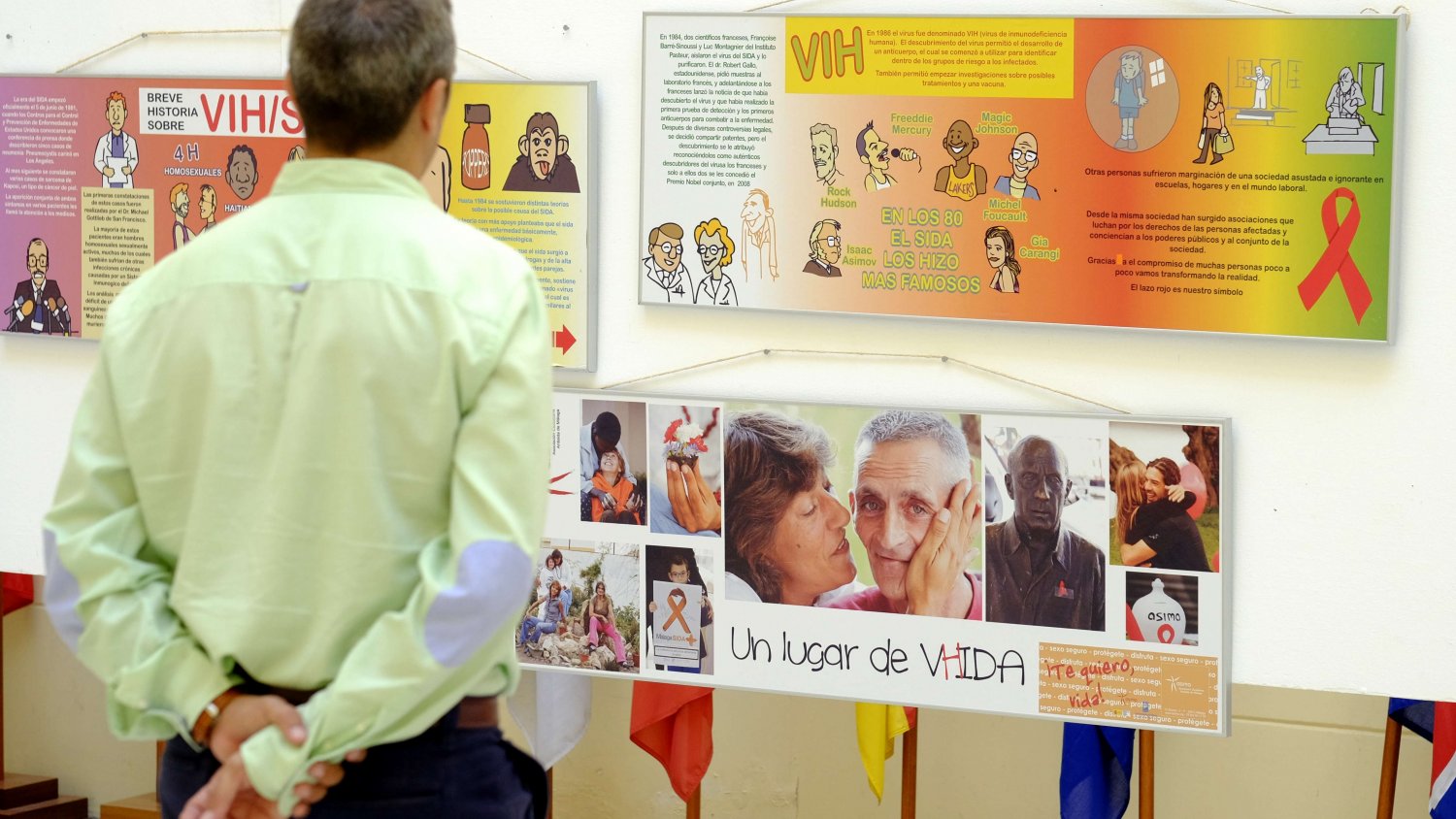 El Ayuntamiento acoge una muestra que recoge la historia de la lucha contra el sida en la ciudad