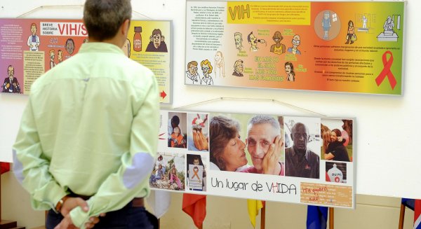 El Ayuntamiento acoge una muestra que recoge la historia de la lucha contra el sida en la ciudad