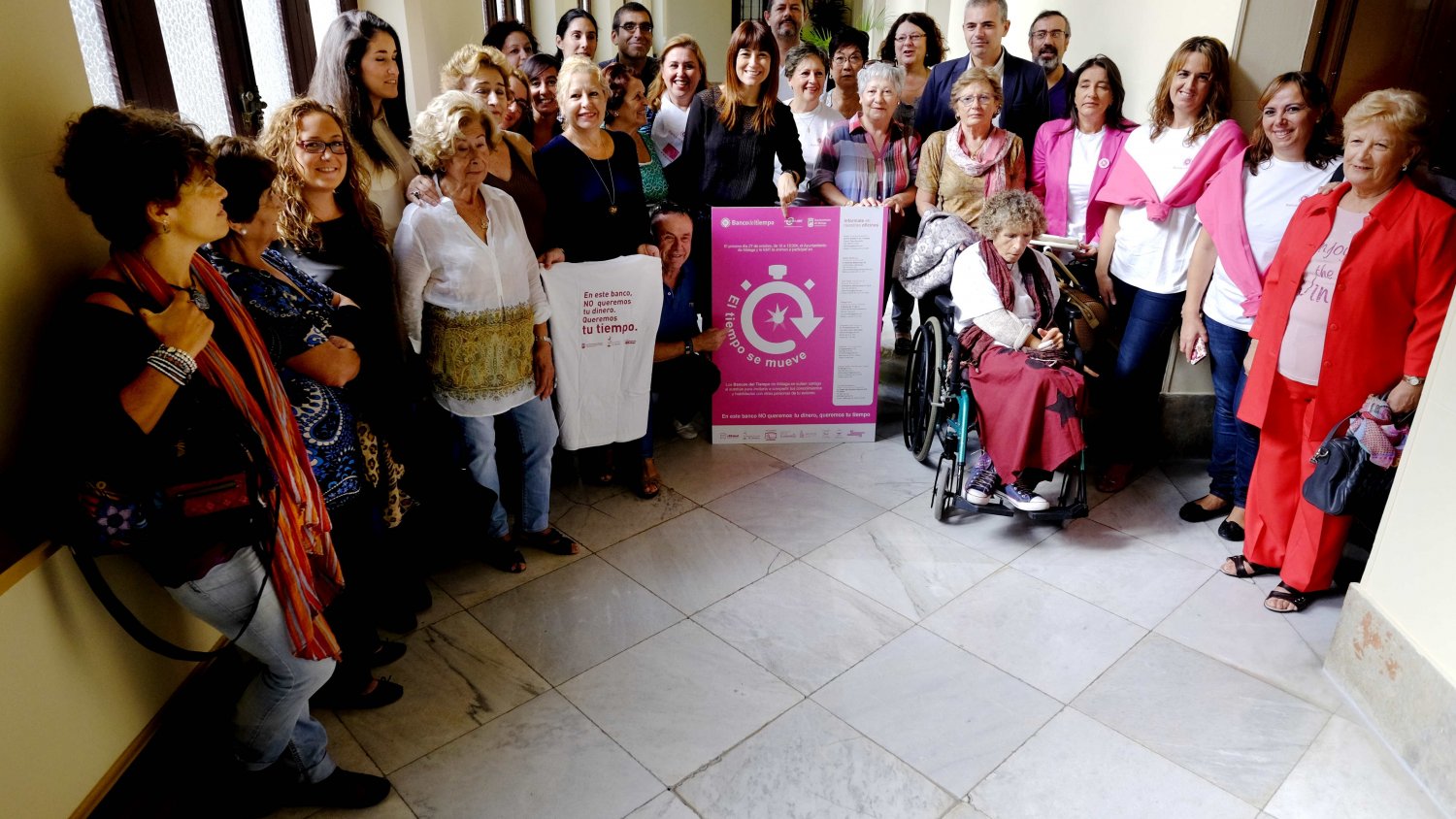 Los bancos del tiempo difunden la campaña 'El tiempo se mueve' entre los usuarios del autobús
