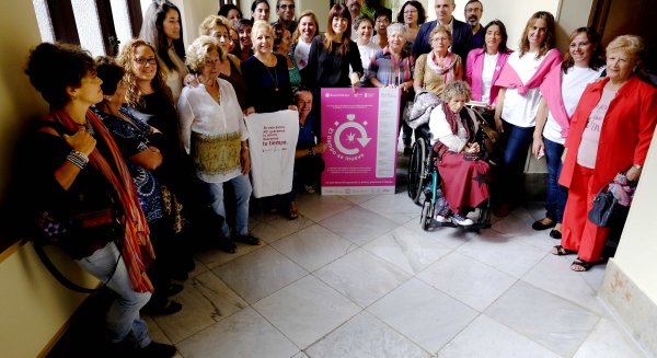Los bancos del tiempo difunden la campaña 'El tiempo se mueve' entre los usuarios del autobús