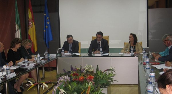 Fernández presenta a la Mesa del Turismo las principales líneas de promoción turística para 2016 para su consenso