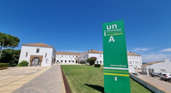 La UNIA abre una convocatoria extraordinaria de becas para cursar máster oficial