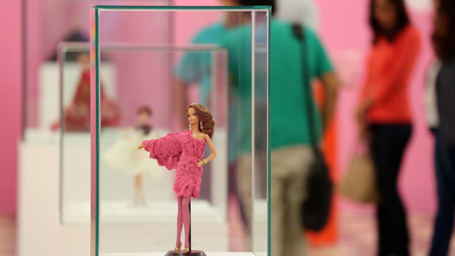 La Térmica inaugura una exposición que recoge la historia de la moda a través de la popular muñeca Barbie