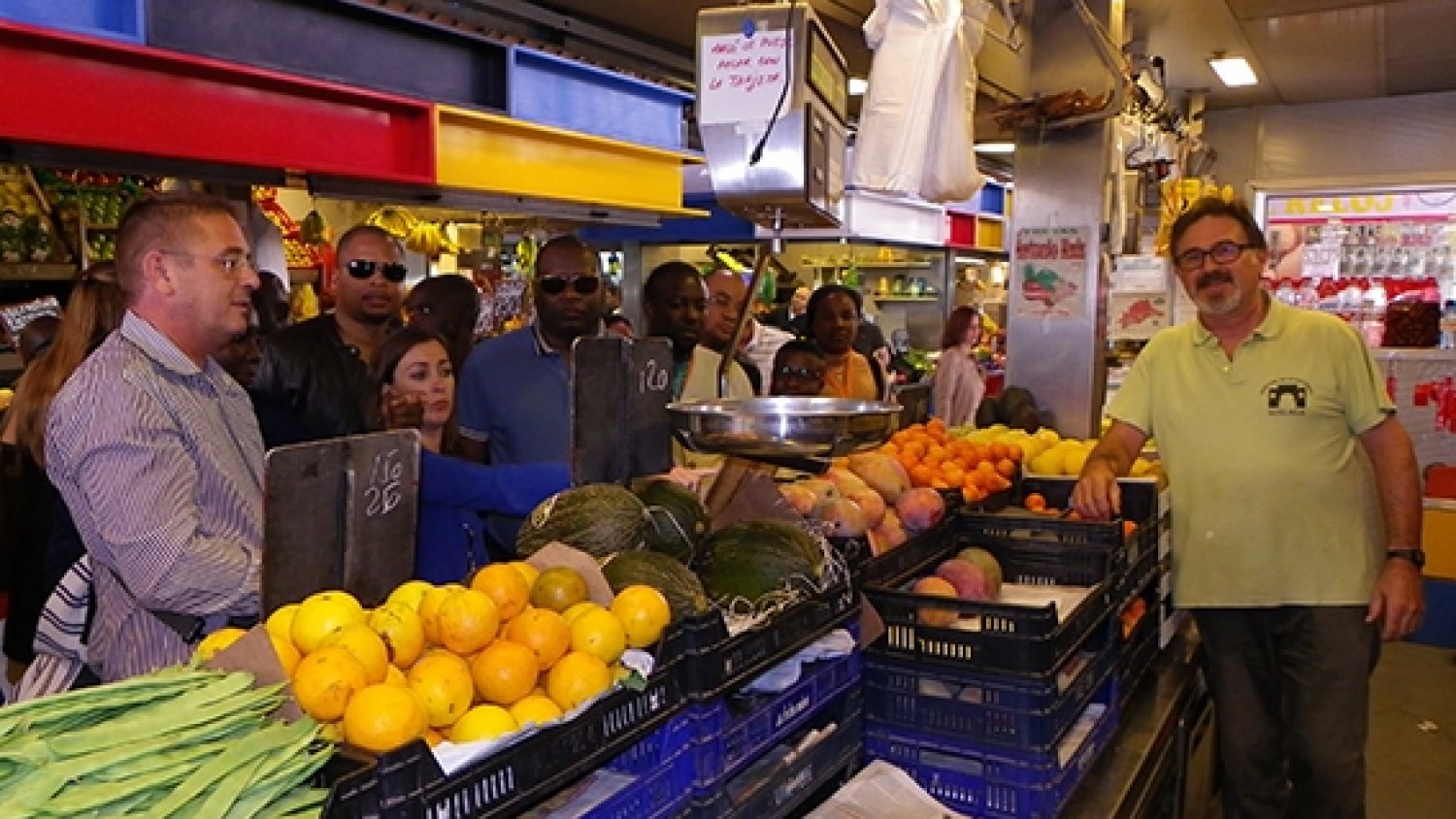 La Delegación de Angola visita los Mercados Municipales