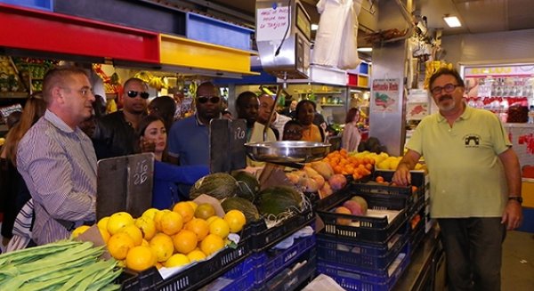 La Delegación de Angola visita los Mercados Municipales