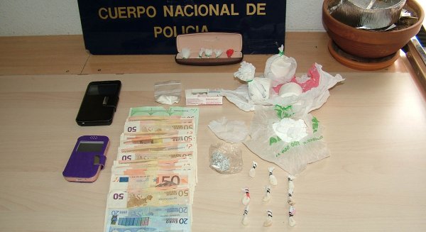 Detenidos el dueño y la camarera de un pub en Torremolinos por vender dosis de cocaína