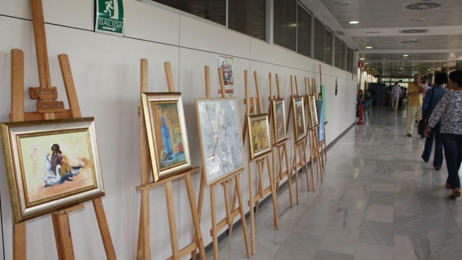 El Hospital Virgen de la Victoria se suma a la campaña 'Vivir con dignidad' con una exposición y venta de productos artesanos