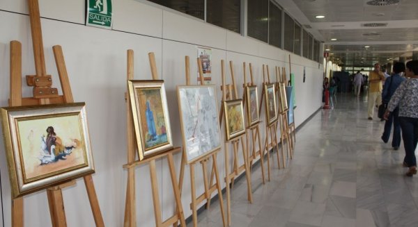 El Hospital Virgen de la Victoria se suma a la campaña 'Vivir con dignidad' con una exposición y venta de productos artesanos