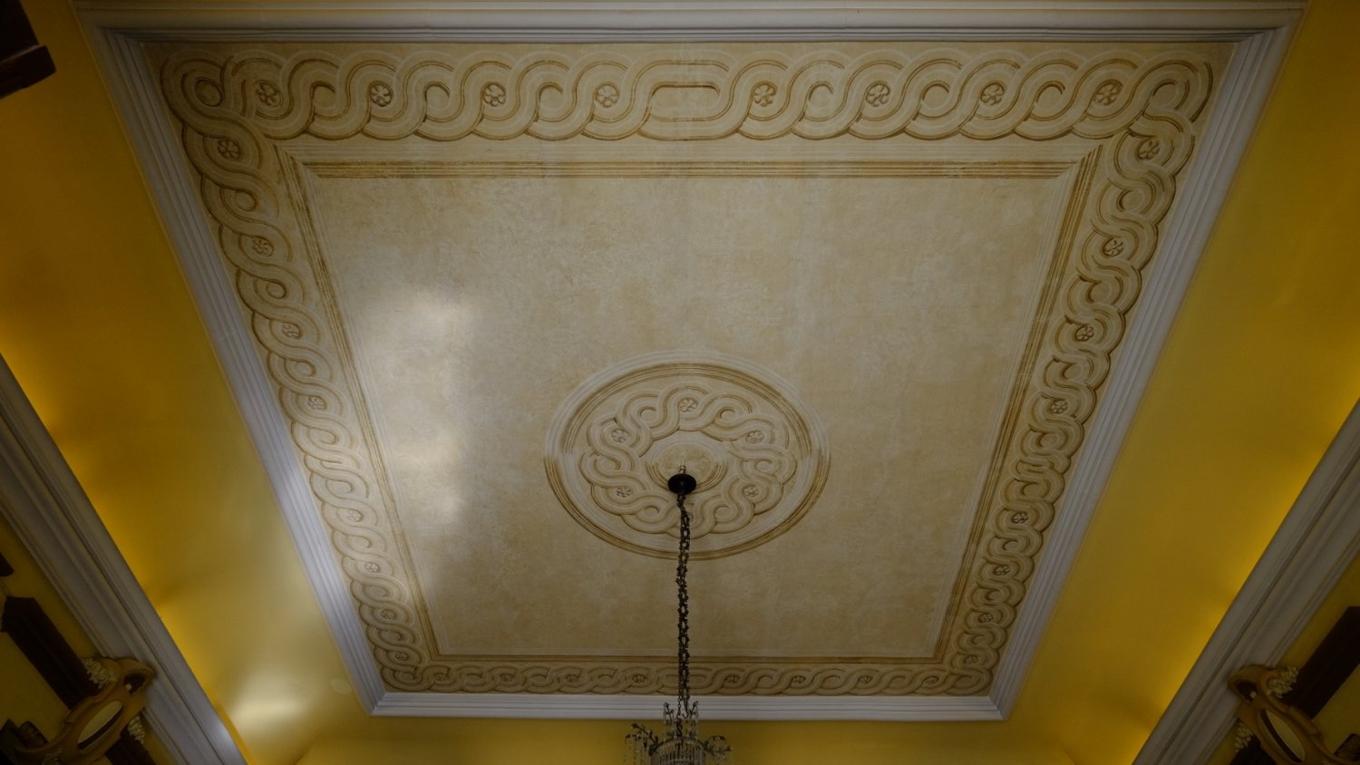 Concluye la restauración de las pinturas decorativas originales del techo del vestíbulo del Ayuntamiento