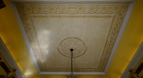 Concluye la restauración de las pinturas decorativas originales del techo del vestíbulo del Ayuntamiento