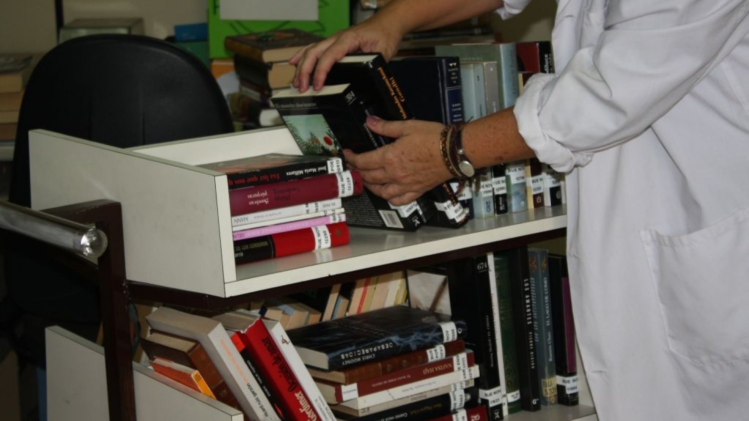 La Biblioteca del Paciente del Hospital Virgen de la Victoria realiza alrededor de 1.400 préstamos al año