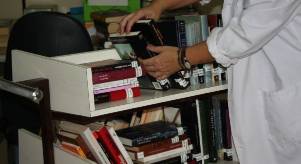 La Biblioteca del Paciente del Hospital Virgen de la Victoria realiza alrededor de 1.400 préstamos al año