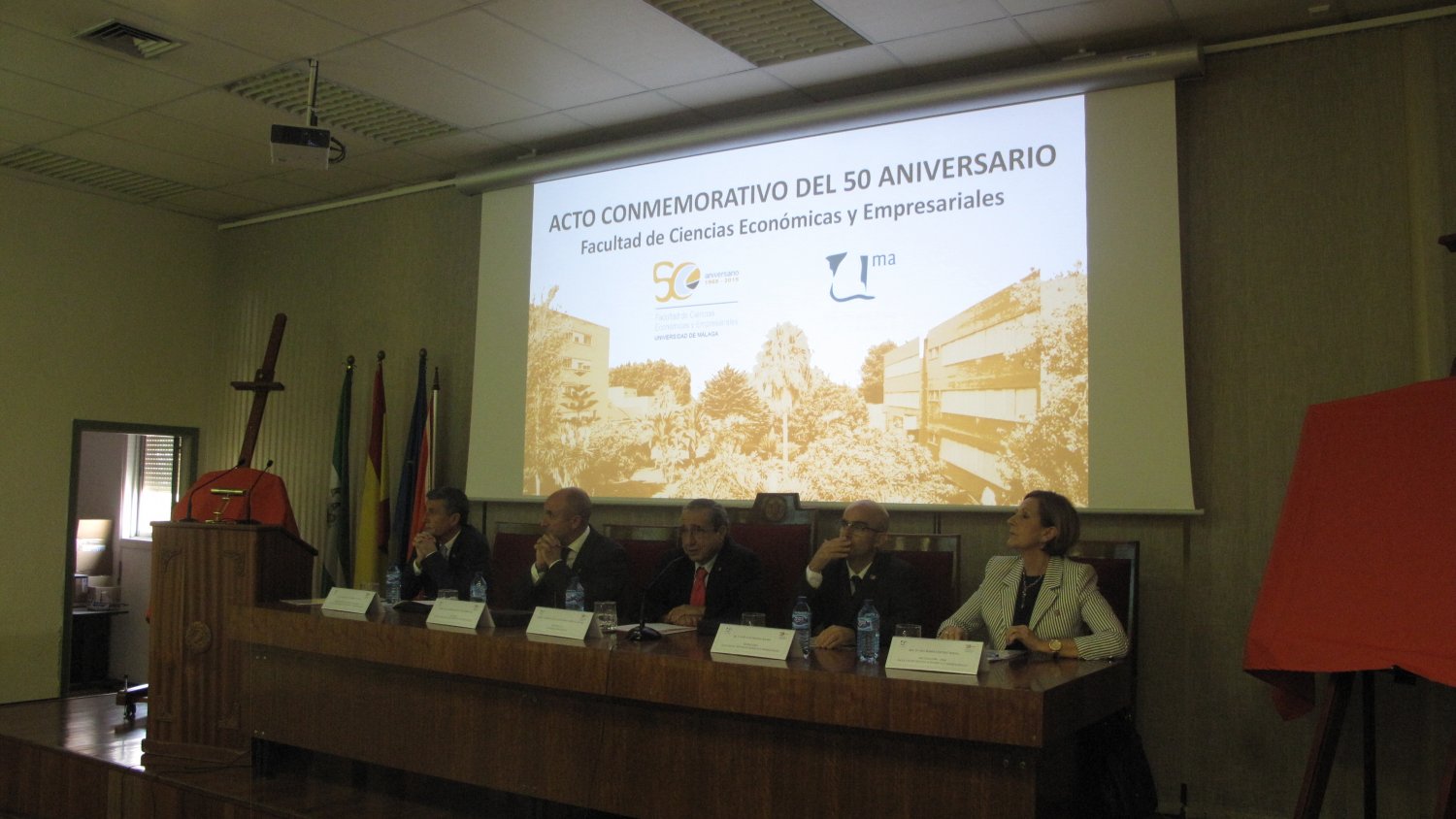 La Facultad de Económicas celebra su 50 aniversario homenajeando a todos los decanos del centro