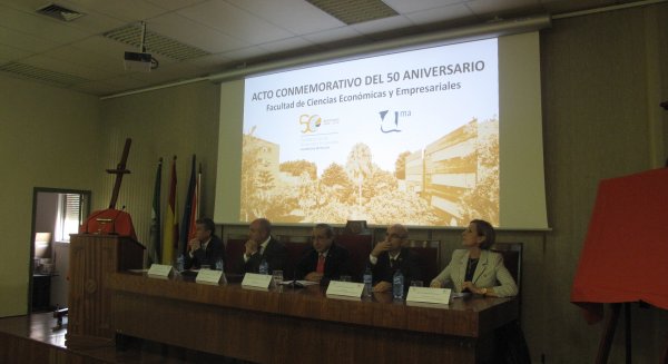La Facultad de Económicas celebra su 50 aniversario homenajeando a todos los decanos del centro