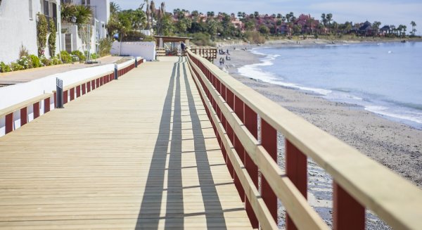 El Ayuntamiento de Estepona alcanza la mitad del proyecto del corredor litoral al unir 11 kilómetros de senderos