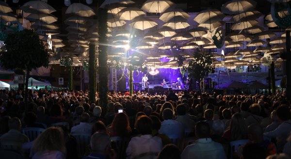 La Feria de Torrox culmina en la Plaza de la Constitución al ritmo de Paco Candela