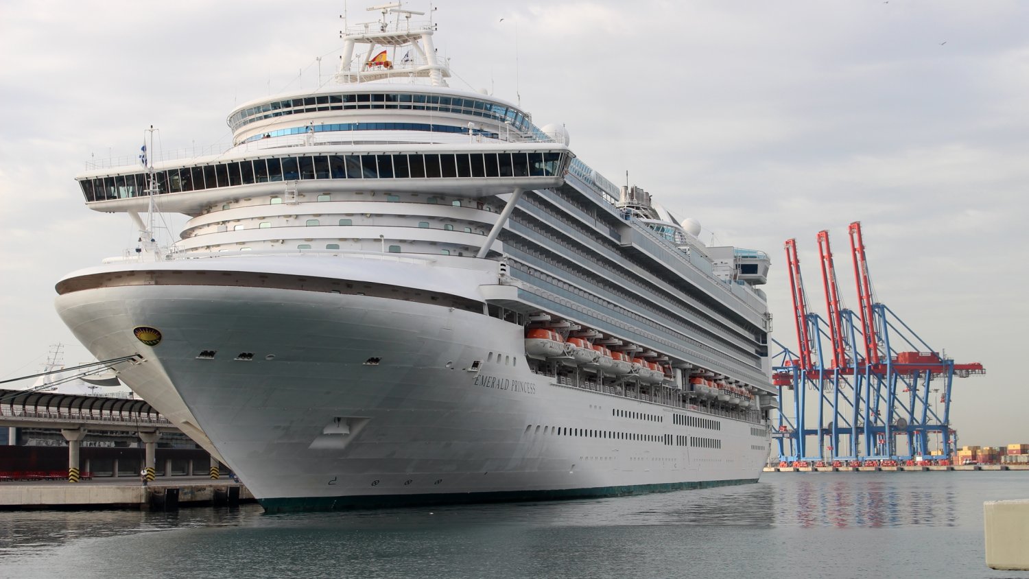 El buque de crucero 'Emerald Princess' visita por primera vez el puerto