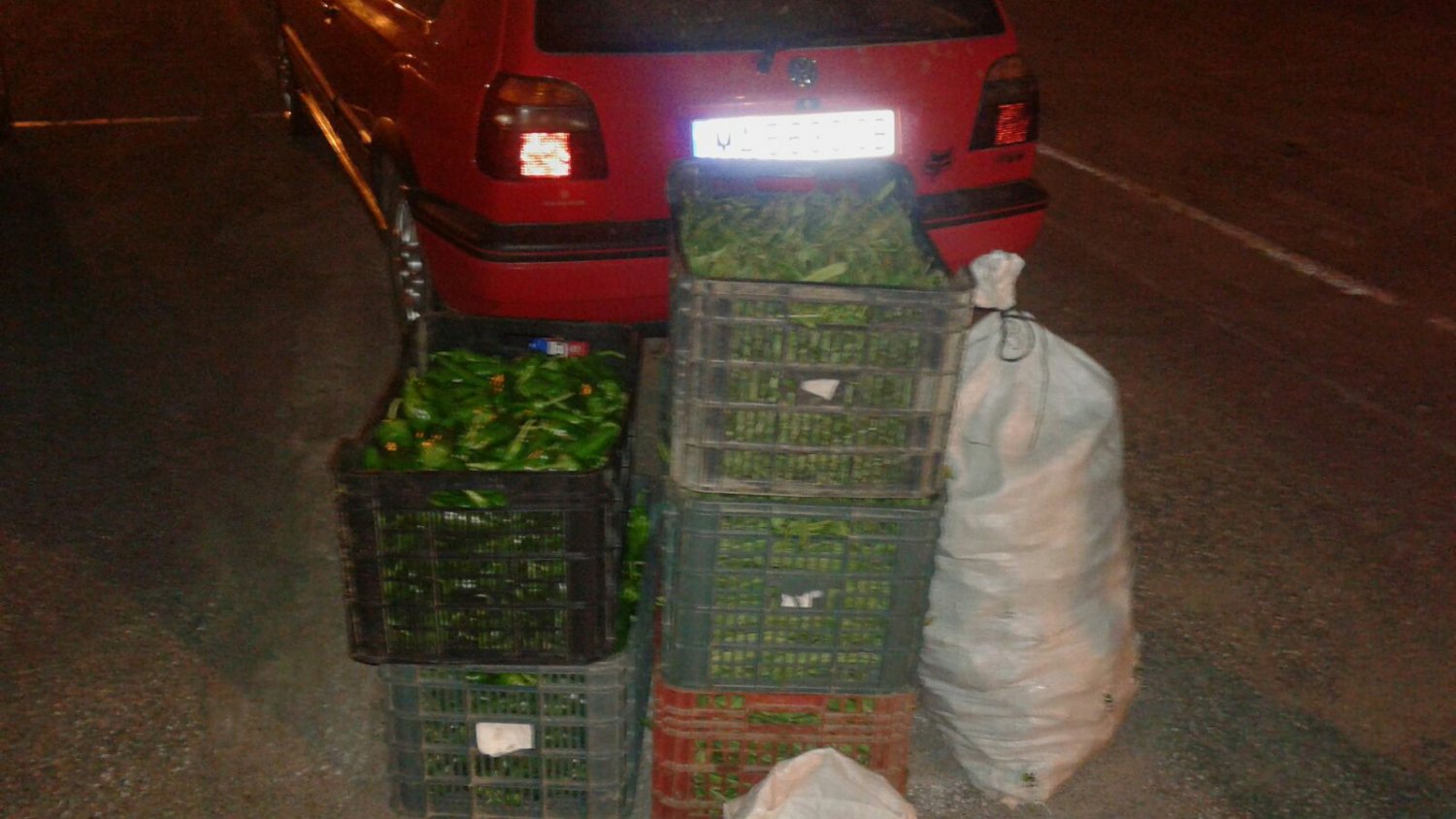 Sorprenden a cuatro individuos que huyeron en un vehículo tras sustraer unos 300 kilos de verduras en Vélez