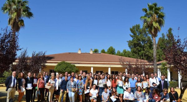 Jóvenes investigadores reciben los premios del certamen que promueve la por la investigación científica y la actitud crítica
