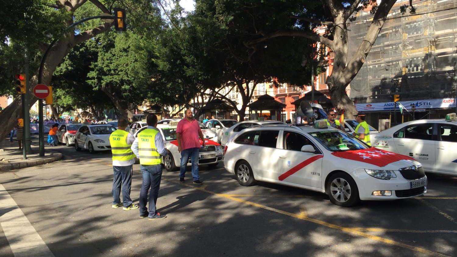 De la Torre muestra su apoyo a los taxistas y asegura que la manifestación transcurre con 