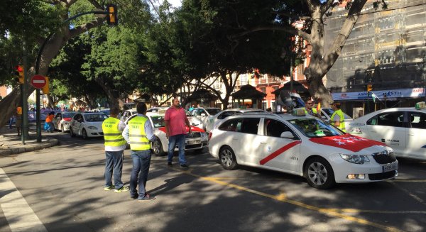 De la Torre muestra su apoyo a los taxistas y asegura que la manifestación transcurre con 