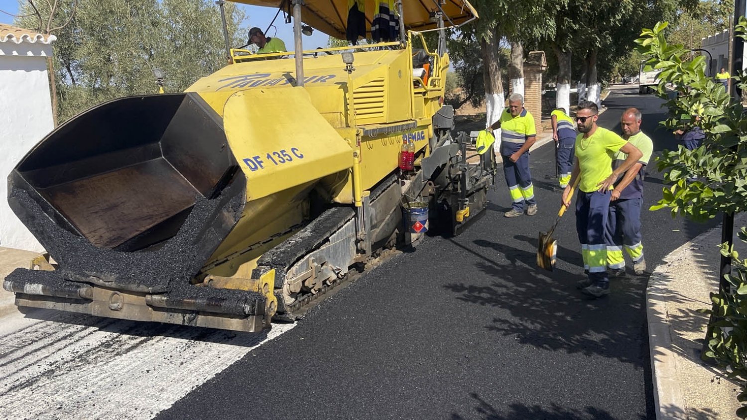 Antequera acomete el asfaltado de la calle principal del anejo de Cañadas de Pareja
