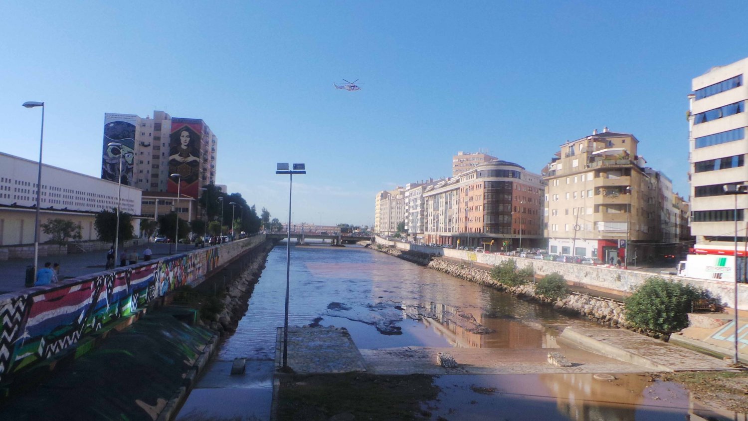 Buscan a un joven que fue arrastrado por la corriente del río Guadalmedina en Málaga