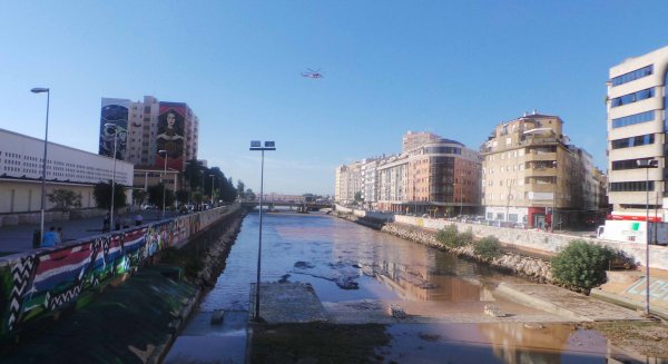 Buscan a un joven que fue arrastrado por la corriente del río Guadalmedina en Málaga