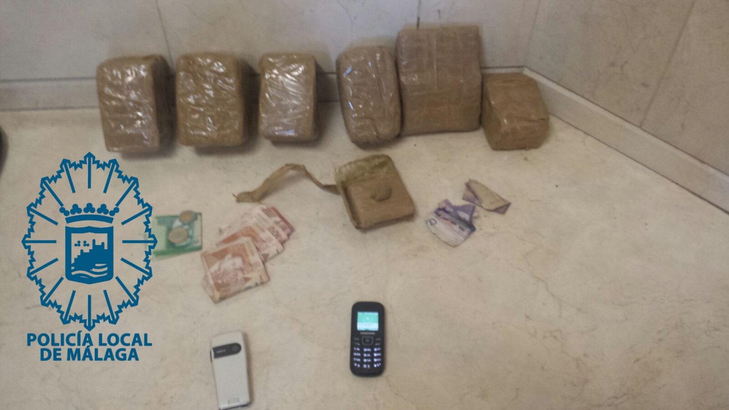Detenidos tres individuos que portaban más de cuatro kilos de hachís y dos trozos de cocaína en roca