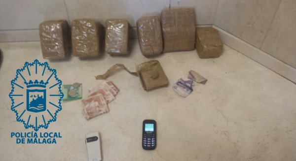 Detenidos tres individuos que portaban más de cuatro kilos de hachís y dos trozos de cocaína en roca