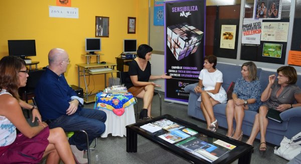 La Junta mantiene un encuentro con la Asociación Mujer Emancipada para definir las líneas de actuación contra la trata con fines sexuales