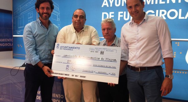 Los chiringuitos de Fuengirola donan parte de la recaudación de la Noche de San Juan al Banco Municipal de Alimentos