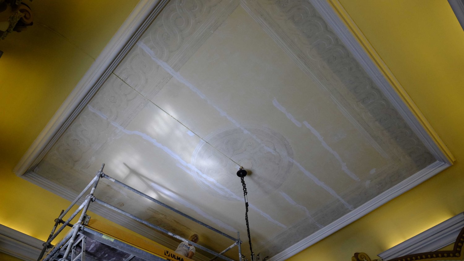 Comienza la restauración de las pinturas decorativas originales del techo del vestíbulo del Ayuntamiento