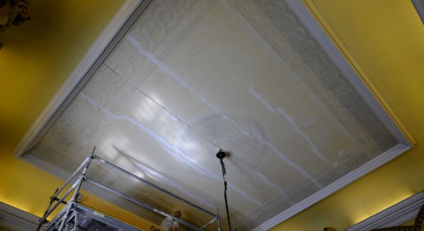 Comienza la restauración de las pinturas decorativas originales del techo del vestíbulo del Ayuntamiento