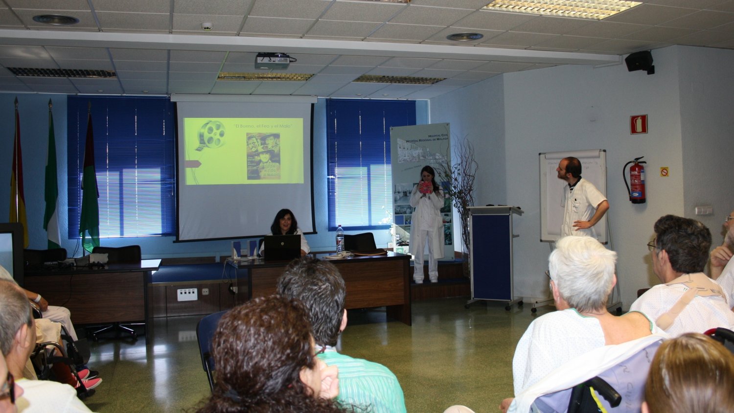 Pacientes con daño cerebral participan en sesiones terapéuticas en las que utilizan el cine como estímulo cognitivo y sensorial