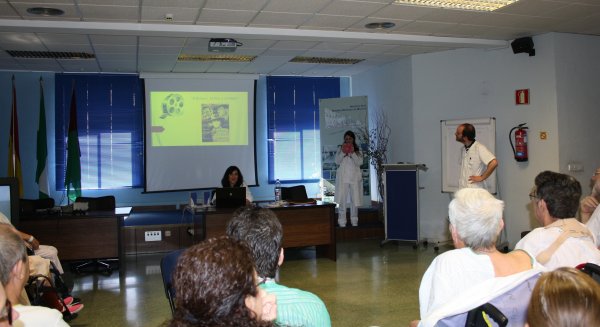 Pacientes con daño cerebral participan en sesiones terapéuticas en las que utilizan el cine como estímulo cognitivo y sensorial