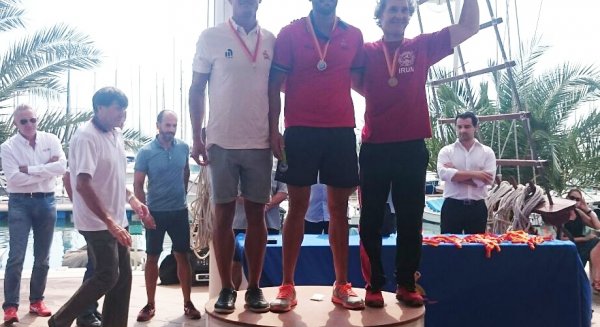 El malagueño Adrián Miramón se corona campeón de España de remo de mar