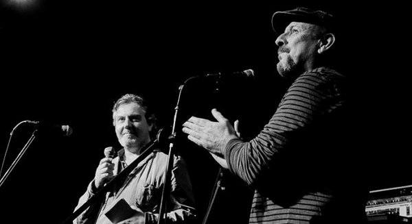 El cantautor Javier Ruibal y los escritores Felipe Benítez y Juan José Téllez, protagonistas del aniversario del ciclo 'Poesía en el Picasso'