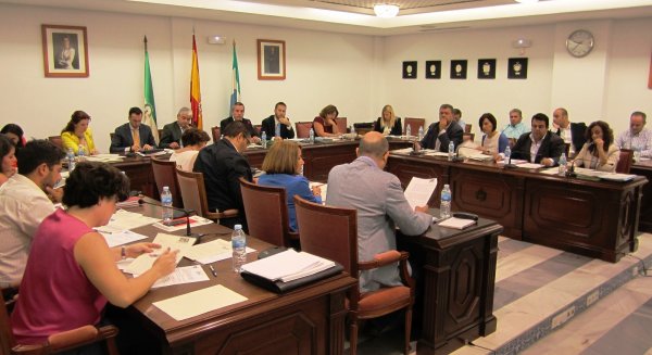 El Ayuntamiento de Mijas concede la Cruz al Mérito Policial con Distintivo Blanco a dos policías locales