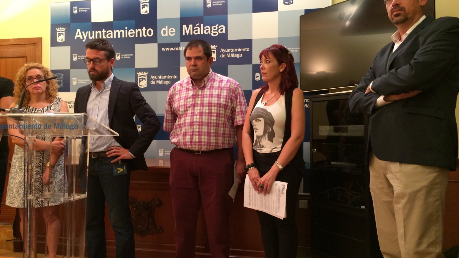 El Ayuntamiento aprueba en el pleno instar a Aena a la apertura total de la segunda pista del aeropuerto
