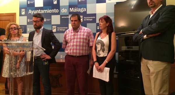 El Ayuntamiento aprueba en el pleno instar a Aena a la apertura total de la segunda pista del aeropuerto