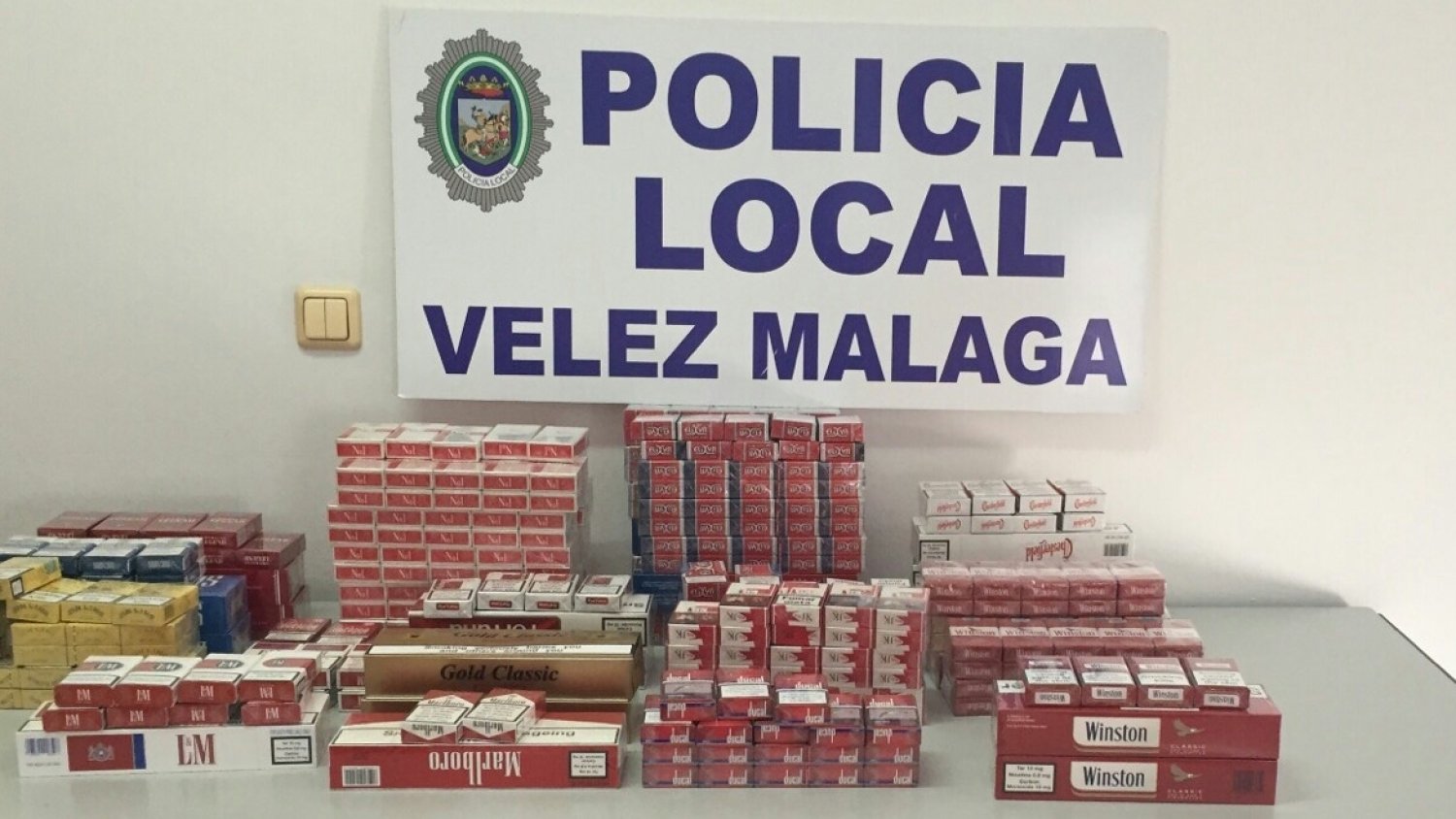 Policía Local de Vélez-Málaga intervienen unas 570 cajetillas de tabaco de contrabando