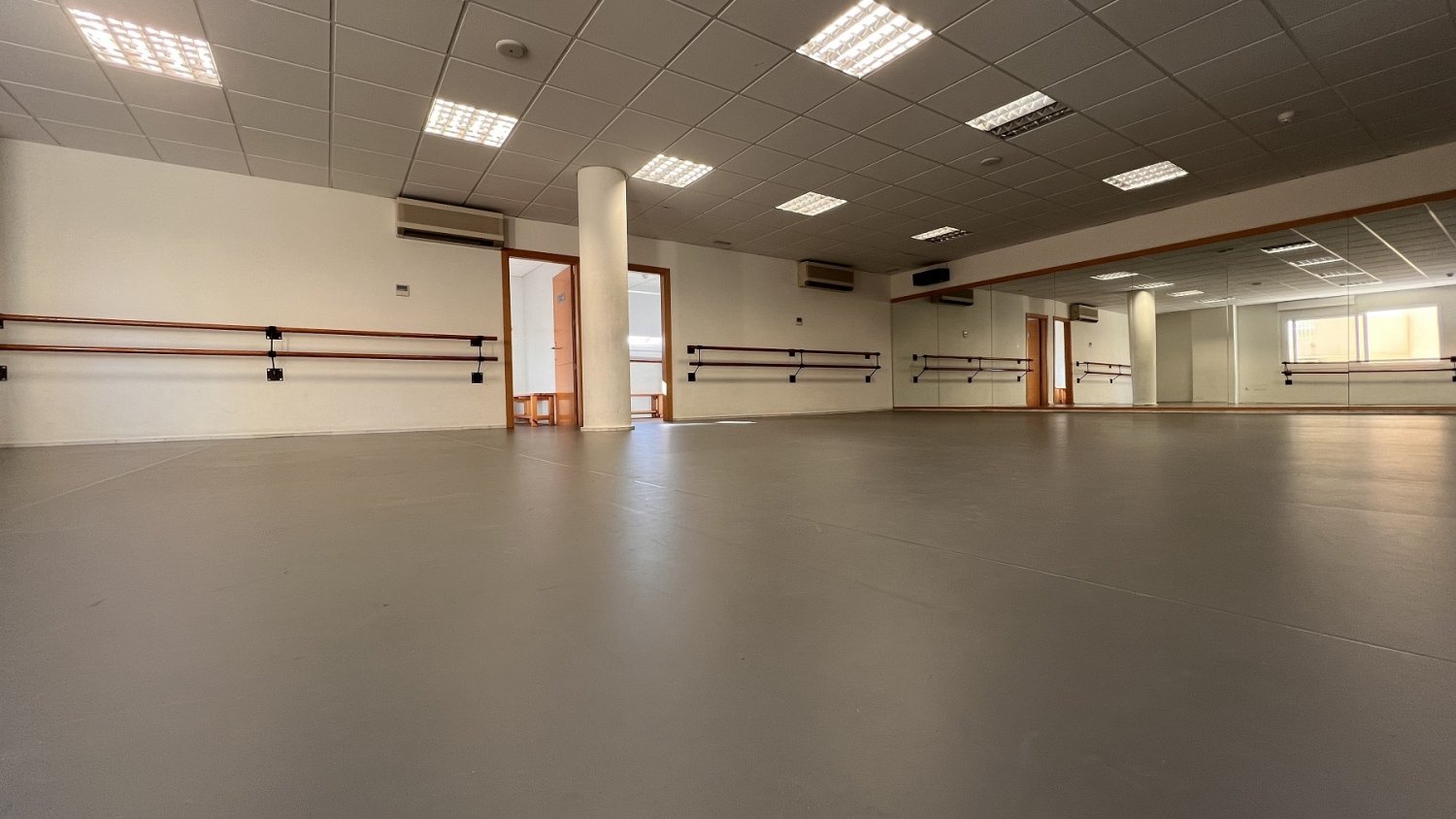 La Tenencia de Alcaldía de Los Boliches renueva el suelo de la sala de danza