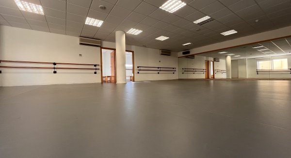 La Tenencia de Alcaldía de Los Boliches renueva el suelo de la sala de danza