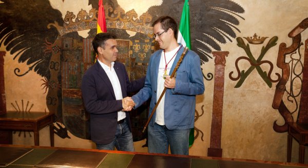 Bernal participa en un calendario sobre Salud Mental para expresar el apoyo institucional de Marbella a este colectivo