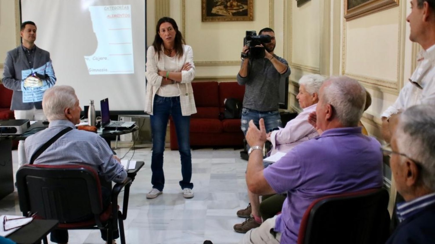 López destaca una inversión de 1,8 millones de euros en nuevas tecnologías para los centros de participación activa