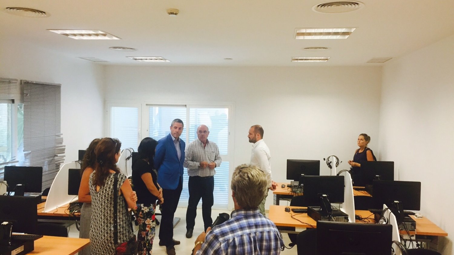 El alcalde de Mijas visita a los trabajadores del CIO que siguen trabajando tras 12 meses sin cobrar sus nóminas