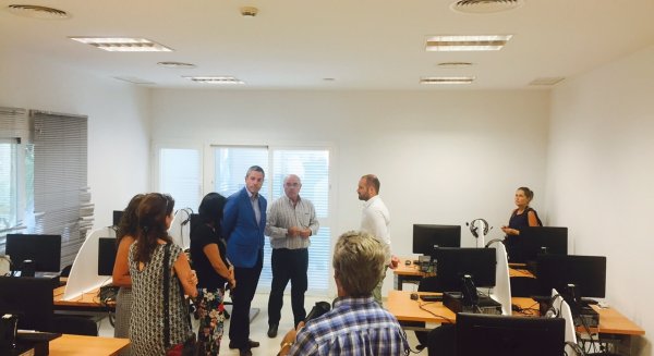 El alcalde de Mijas visita a los trabajadores del CIO que siguen trabajando tras 12 meses sin cobrar sus nóminas