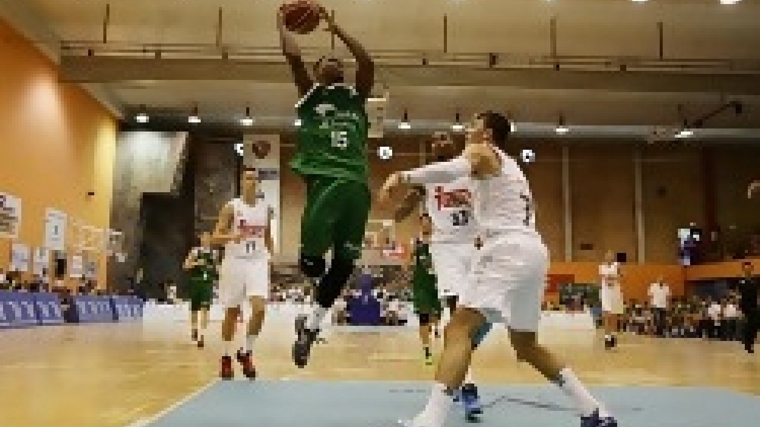 El Unicaja logra la victoria ante el Real Madrid, la primera de la pretemporada