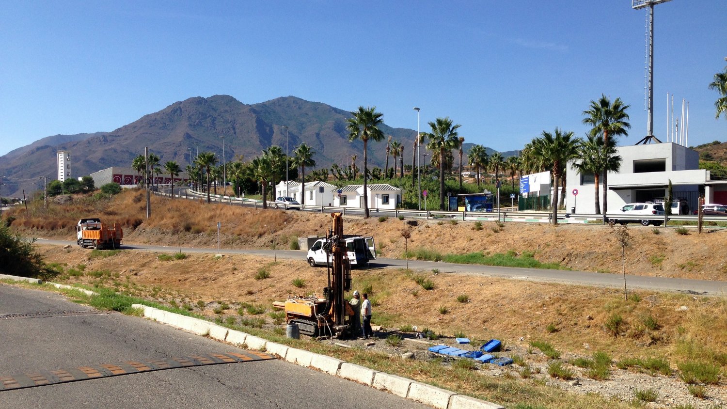 Estepona inicia las obras previas para el parque fluvial de 12.000 metros cuadrados en el arroyo Monterroso